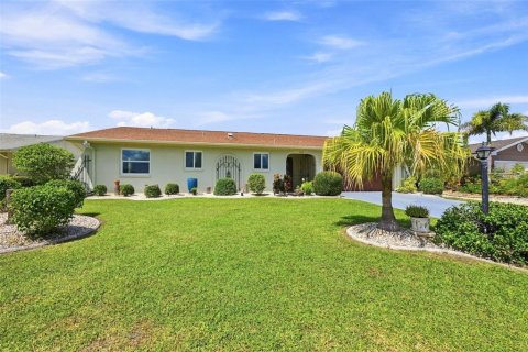 House in Sun City Center, Florida 2 bedrooms, 130.81 sq.m. № 2305917 - photo 3