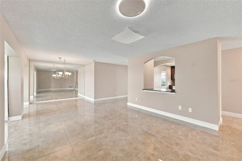 House in Sun City Center, Florida 2 bedrooms, 130.81 sq.m. № 2305917 - photo 9