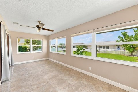 House in Sun City Center, Florida 2 bedrooms, 130.81 sq.m. № 2305917 - photo 28