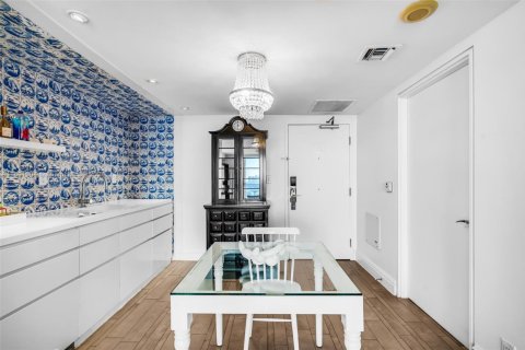 Condo in Miami Beach, Florida, 1 bedroom  № 1861624 - photo 9