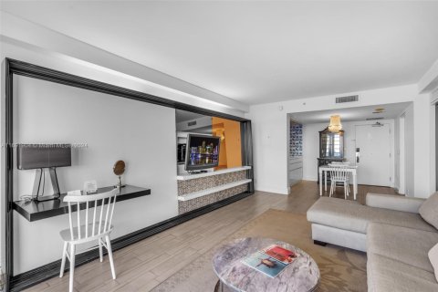 Condo in Miami Beach, Florida, 1 bedroom  № 1861624 - photo 7