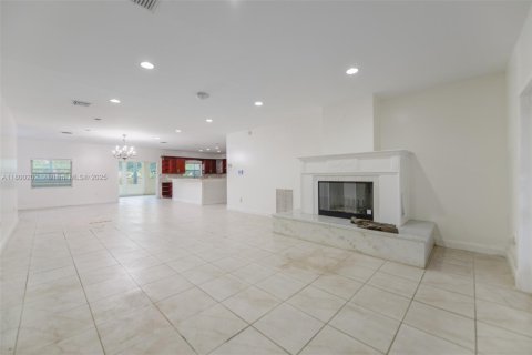 Casa en venta en Hallandale Beach, Florida, 3 dormitorios, 286.51 m2 № 1678762 - foto 2