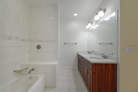 Casa en venta en Hallandale Beach, Florida, 3 dormitorios, 286.51 m2 № 1678762 - foto 19