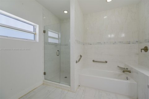 Casa en venta en Hallandale Beach, Florida, 3 dormitorios, 286.51 m2 № 1678762 - foto 17