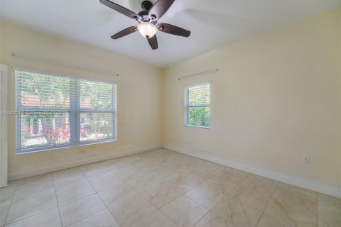 Casa en venta en Hallandale Beach, Florida, 3 dormitorios, 286.51 m2 № 1678762 - foto 28