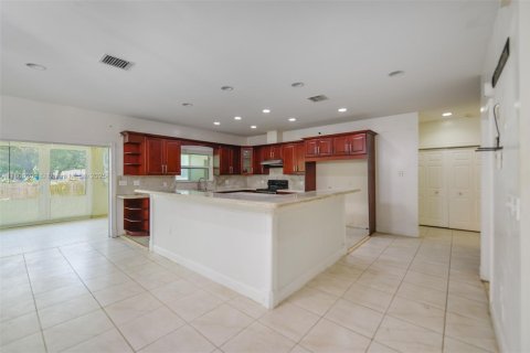 Casa en venta en Hallandale Beach, Florida, 3 dormitorios, 286.51 m2 № 1678762 - foto 7