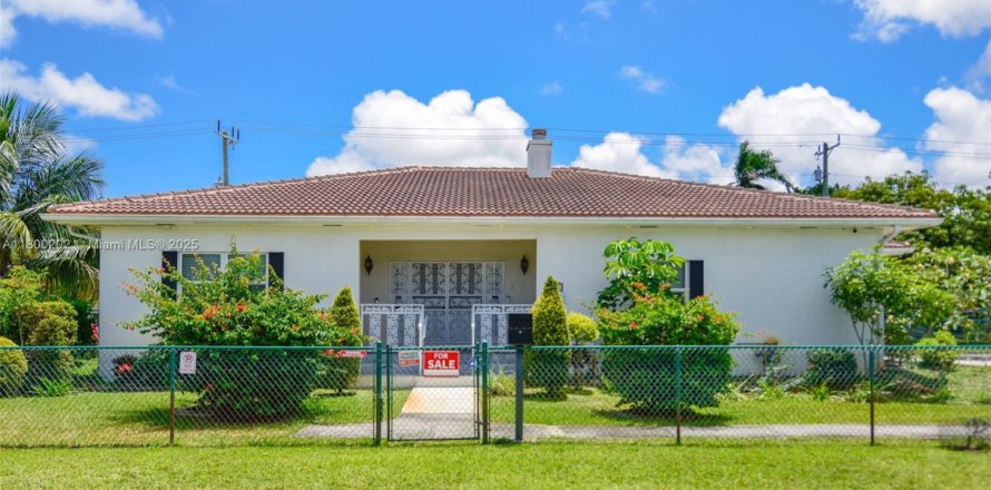 Casa en Hallandale Beach, Florida 3 dormitorios, 286.51 m2 № 1678762