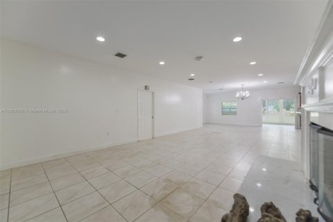 Casa en venta en Hallandale Beach, Florida, 3 dormitorios, 286.51 m2 № 1678762 - foto 3