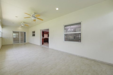 Casa en venta en Hallandale Beach, Florida, 3 dormitorios, 286.51 m2 № 1678762 - foto 23