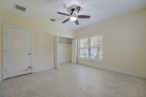 Casa en venta en Hallandale Beach, Florida, 3 dormitorios, 286.51 m2 № 1678762 - foto 29