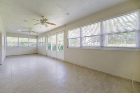 Casa en venta en Hallandale Beach, Florida, 3 dormitorios, 286.51 m2 № 1678762 - foto 21