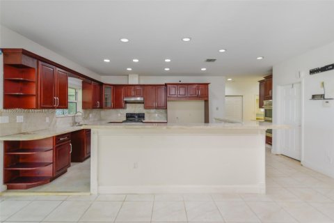 Casa en venta en Hallandale Beach, Florida, 3 dormitorios, 286.51 m2 № 1678762 - foto 8