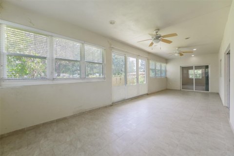 Casa en venta en Hallandale Beach, Florida, 3 dormitorios, 286.51 m2 № 1678762 - foto 22