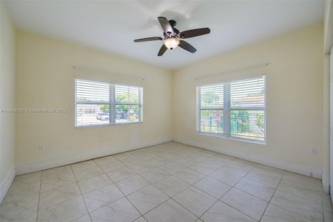 Casa en venta en Hallandale Beach, Florida, 3 dormitorios, 286.51 m2 № 1678762 - foto 24