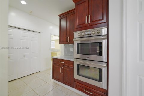 Casa en venta en Hallandale Beach, Florida, 3 dormitorios, 286.51 m2 № 1678762 - foto 13