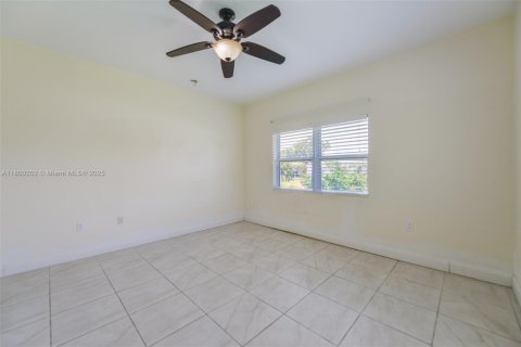 Casa en venta en Hallandale Beach, Florida, 3 dormitorios, 286.51 m2 № 1678762 - foto 27