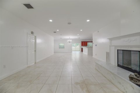 Casa en venta en Hallandale Beach, Florida, 3 dormitorios, 286.51 m2 № 1678762 - foto 4