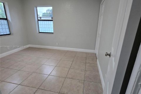 Снять в аренду виллу или дом в Форт-Лодердейл, Флорида 3 спальни, 82.13м2, № 2050841 - фото 6