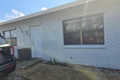 Снять в аренду виллу или дом в Форт-Лодердейл, Флорида 3 спальни, 82.13м2, № 2050841 - фото 2