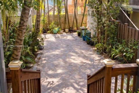 Villa ou maison à louer à Miami, Floride: 4 chambres, 195.09 m2 № 2023889 - photo 16