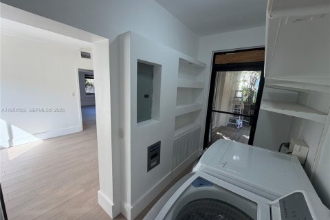 Villa ou maison à louer à Miami, Floride: 4 chambres, 195.09 m2 № 2023889 - photo 10