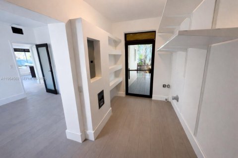 Villa ou maison à louer à Miami, Floride: 4 chambres, 195.09 m2 № 2023889 - photo 8