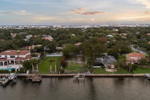 House in Tampa, Florida 6 bedrooms, 687.48 sq.m. № 2127457 - photo 22