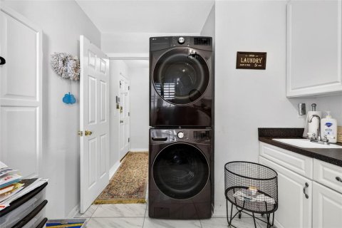 House in Tampa, Florida 4 bedrooms, 220.74 sq.m. № 2312563 - photo 18