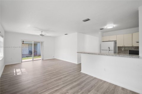Casa en venta en Miami Gardens, Florida, 3 dormitorios, 118.54 m2 № 1938831 - foto 6