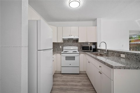 Casa en venta en Miami Gardens, Florida, 3 dormitorios, 118.54 m2 № 1938831 - foto 18