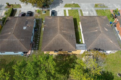 Casa en venta en Miami Gardens, Florida, 3 dormitorios, 118.54 m2 № 1938831 - foto 24
