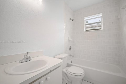 Villa ou maison à vendre à Miami Gardens, Floride: 3 chambres, 118.54 m2 № 1938831 - photo 10
