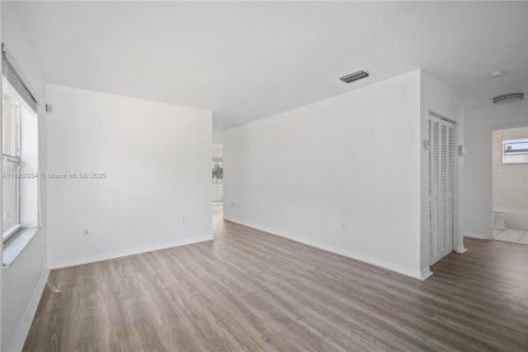 Casa en venta en Miami Gardens, Florida, 3 dormitorios, 118.54 m2 № 1938831 - foto 5