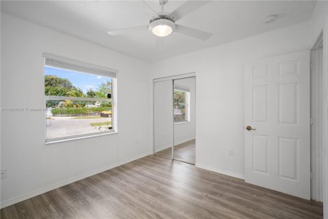 Casa en venta en Miami Gardens, Florida, 3 dormitorios, 118.54 m2 № 1938831 - foto 12