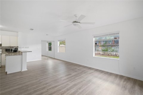 Casa en venta en Miami Gardens, Florida, 3 dormitorios, 118.54 m2 № 1938831 - foto 20