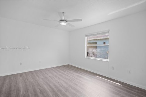 Villa ou maison à vendre à Miami Gardens, Floride: 3 chambres, 118.54 m2 № 1938831 - photo 13