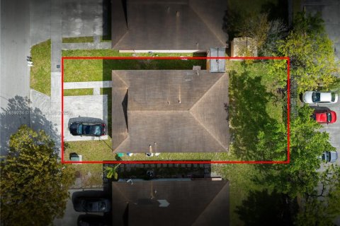 Casa en venta en Miami Gardens, Florida, 3 dormitorios, 118.54 m2 № 1938831 - foto 2