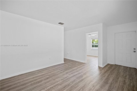Casa en venta en Miami Gardens, Florida, 3 dormitorios, 118.54 m2 № 1938831 - foto 7