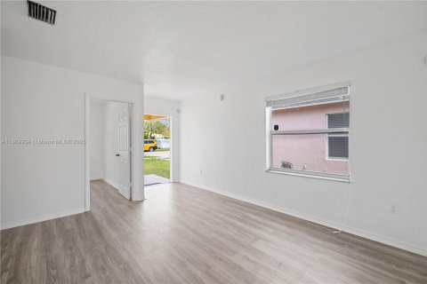 Casa en venta en Miami Gardens, Florida, 3 dormitorios, 118.54 m2 № 1938831 - foto 21
