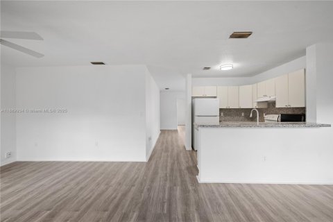 Casa en venta en Miami Gardens, Florida, 3 dormitorios, 118.54 m2 № 1938831 - foto 1