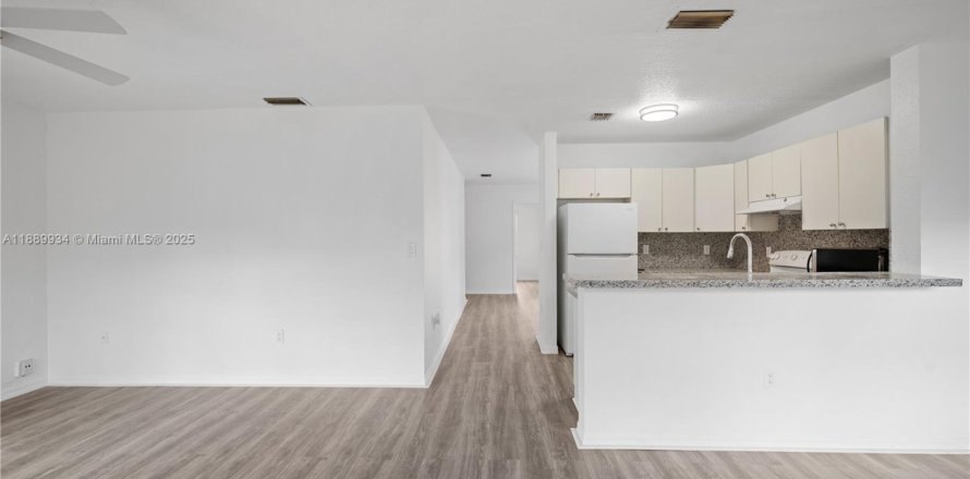 Casa en Miami Gardens, Florida 3 dormitorios, 118.54 m2 № 1938831