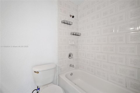 Casa en venta en Miami Gardens, Florida, 3 dormitorios, 118.54 m2 № 1938831 - foto 17
