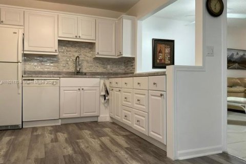 Condominio en venta en Lauderhill, Florida, 1 dormitorio, 86.21 m2 № 1975586 - foto 2