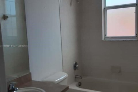 Casa en venta en Homestead, Florida, 5 dormitorios, 192.31 m2 № 1952583 - foto 23