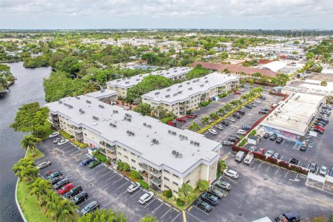 Condo in Wilton Manors, Florida, 2 bedrooms  № 1159831 - photo 1