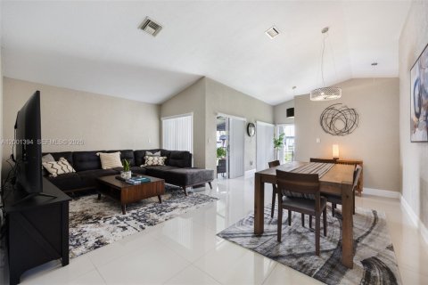 Снять в аренду виллу или дом в Дейви, Флорида 3 спальни, 119.01м2, № 2066412 - фото 3