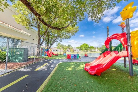 Commercial property in Kendall, Florida № 1684237 - photo 9