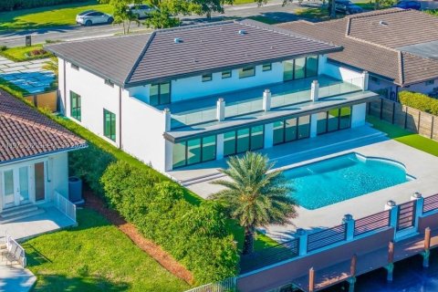 Casa en Hallandale Beach, Florida 5 dormitorios, 484.95 m2 № 2047490