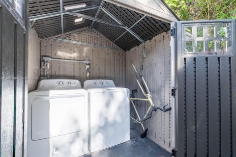 Commercial property in Miami, Florida № 1962570 - photo 13