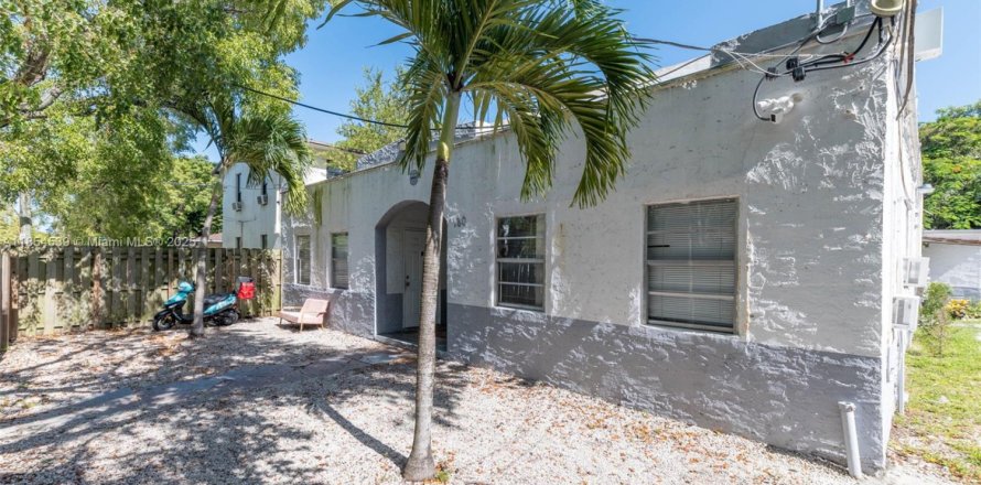 Commercial property in Miami, Florida № 1962570